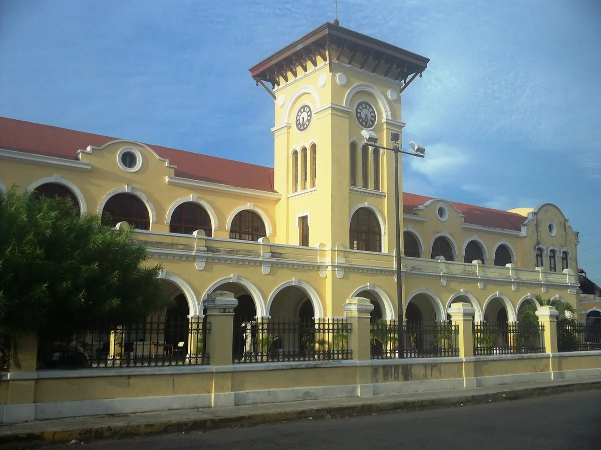 Edificio amarillo de la antigua Estación Central de Ferrocarriles de Mérida, con su torre del reloj